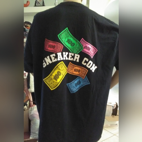 BNWOT BLACK XL T-SHIRT SAN ANTONIO SHOW 2/24 SNEAKER CON GRAPHICS & MONEY  BACK - Picture 4 of 4